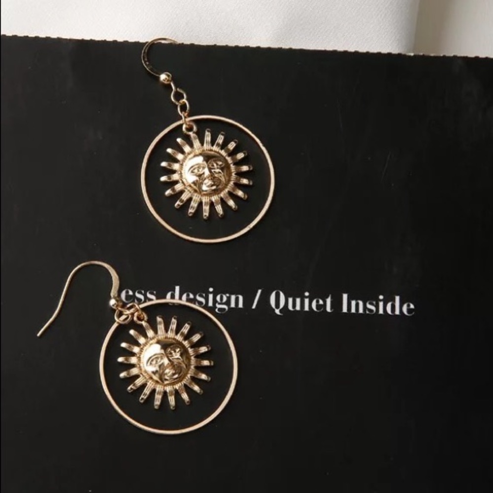 βοΈGolden Sun π Pendent Earrings - Picture 2 of 8